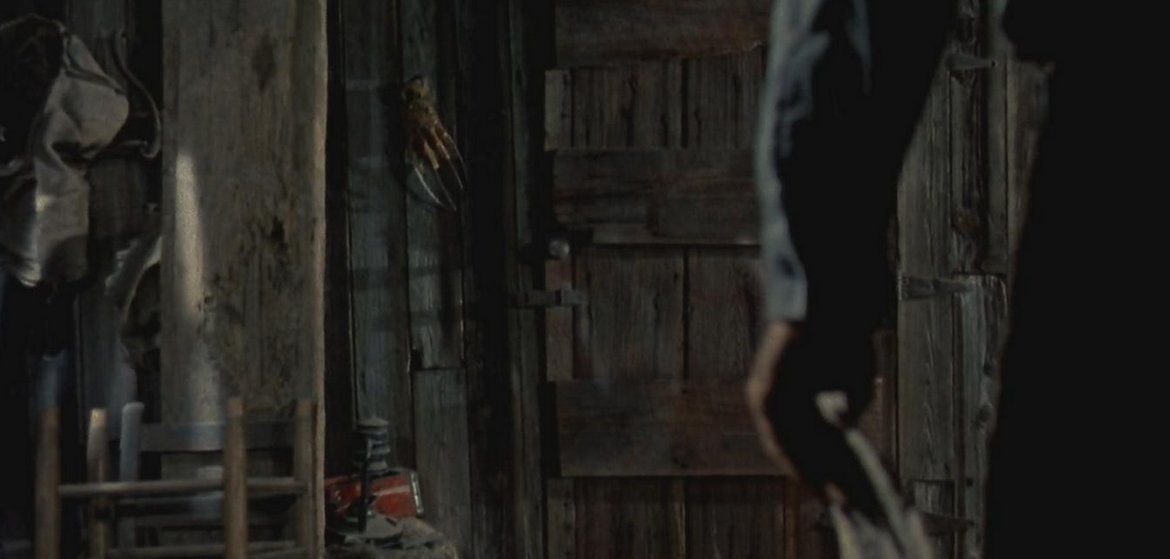 "Злите мъртви II" (1987) 

В една от сцените на хоръра се вижда, че на вратата висят ръкавиците с остриета на Фреди Крюгер от "Кошмар на Елм Стрийт" от 1984 г.