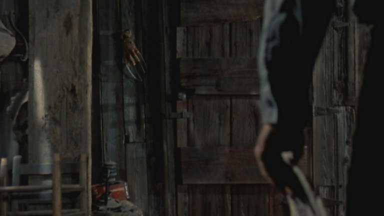 "Злите мъртви II" (1987) 
В една от сцените на хоръра се вижда, че на вратата висят ръкавиците с остриета на Фреди Крюгер от "Кошмар на Елм Стрийт" от 1984 г.