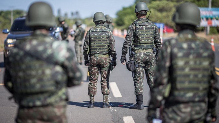 През февруари 2018 г. федералното правителство обяви извънредно положение в Рорайма.
Това беше първият период, в който бяха мобилизирани войскови части в региона. Офицерите бяха изпратени не толкова, за да спират навлизането на новопристигащи бежанци, а да осигурят подкрепа за нуждаещите се от такава.
Намесата им обаче не даде особен резултат, доколкото се съди по продължаващите изблици на насилие и икономическо отчаяние сред бежанците.