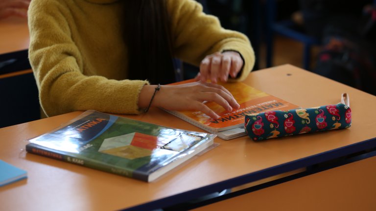 Междувременно продължават дебатите дали от 1 април маските за възрастните да отпаднат напълно