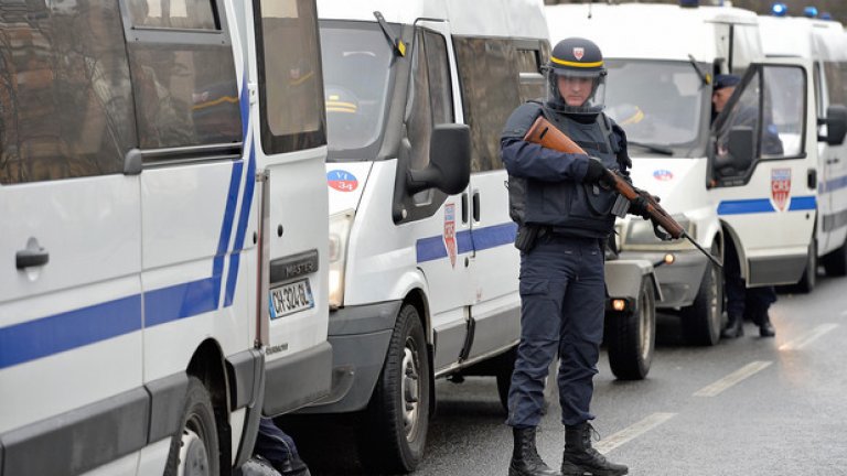 Кола се вряза в полицейски бус в Париж