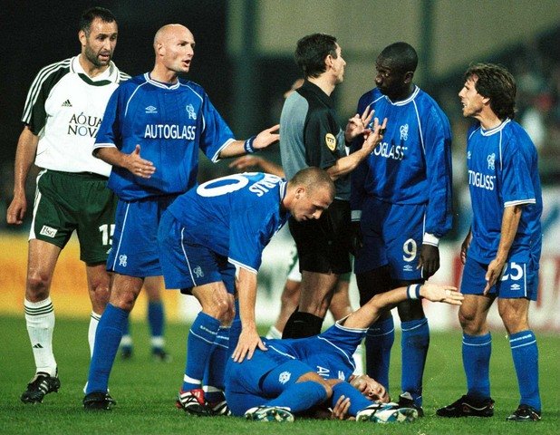 4. Роберто ди Матео, Сейнт Гален – Челси, 28 септември 2000 г.
Едно от най-лошите счупвания във футбола. Кракът на Ди Матео бе счупен на три места след влизане на противников играч, който се подхлъзна на терена в дъждовната вечер в Цюрих. През 2002-ра, Ди Матео бе принуден да се оттегли от футбола без да запише нито еидн мач след контузията. През 2012-а пък изведе тима на Челси до първата титла в Шампионска лига след изпълнение на дузпи срещу Байерн (Мюнхен) насред „Алианц Арена“.
