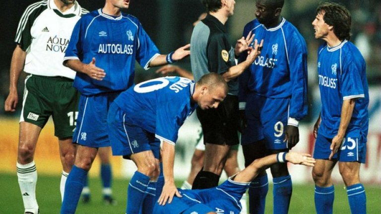 4. Роберто ди Матео, Сейнт Гален – Челси, 28 септември 2000 г.
Едно от най-лошите счупвания във футбола. Кракът на Ди Матео бе счупен на три места след влизане на противников играч, който се подхлъзна на терена в дъждовната вечер в Цюрих. През 2002-ра, Ди Матео бе принуден да се оттегли от футбола без да запише нито еидн мач след контузията. През 2012-а пък изведе тима на Челси до първата титла в Шампионска лига след изпълнение на дузпи срещу Байерн (Мюнхен) насред „Алианц Арена“.
