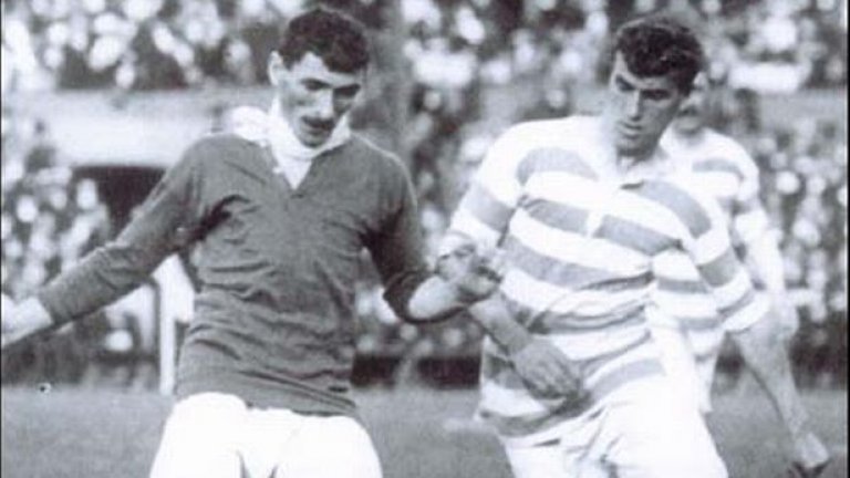 Уелската легенда Били Мередит (вляво, с фланелка на Юнайтед) е една от първите звезди на футбола. Той първо играе в Сити, след което изкарва 15 сезона при "червените дяволи". Но това не е всичко - на 47-годишна възраст той се завръща при "гражданите" и играе до 49!
