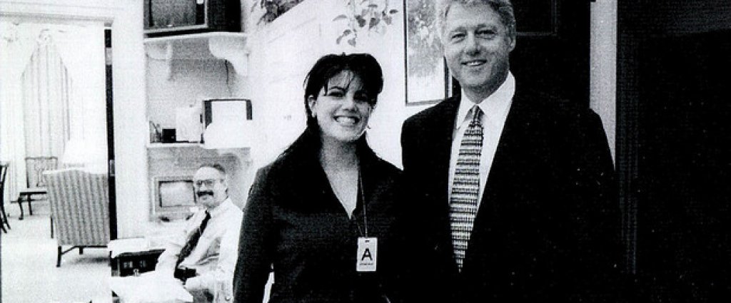 Кой не знае за скандалната секс афера между американския президент Бил Клинтън и пищната му сътрудничка Моника Люински? Опозорен и видимо отчаян, Клинтън помоли нацията за прошка, когато всичко излезе на бял свят през 1998-а година, а любовницата и съпругата му Хилъри започнаха да се издигат в кариерата за негова сметка.
