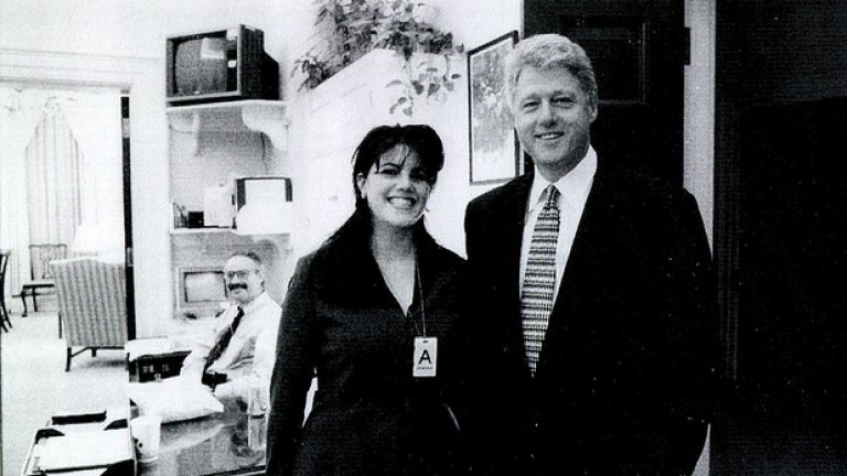 Кой не знае за скандалната секс афера между американския президент Бил Клинтън и пищната му сътрудничка Моника Люински? Опозорен и видимо отчаян, Клинтън помоли нацията за прошка, когато всичко излезе на бял свят през 1998-а година, а любовницата и съпругата му Хилъри започнаха да се издигат в кариерата за негова сметка.