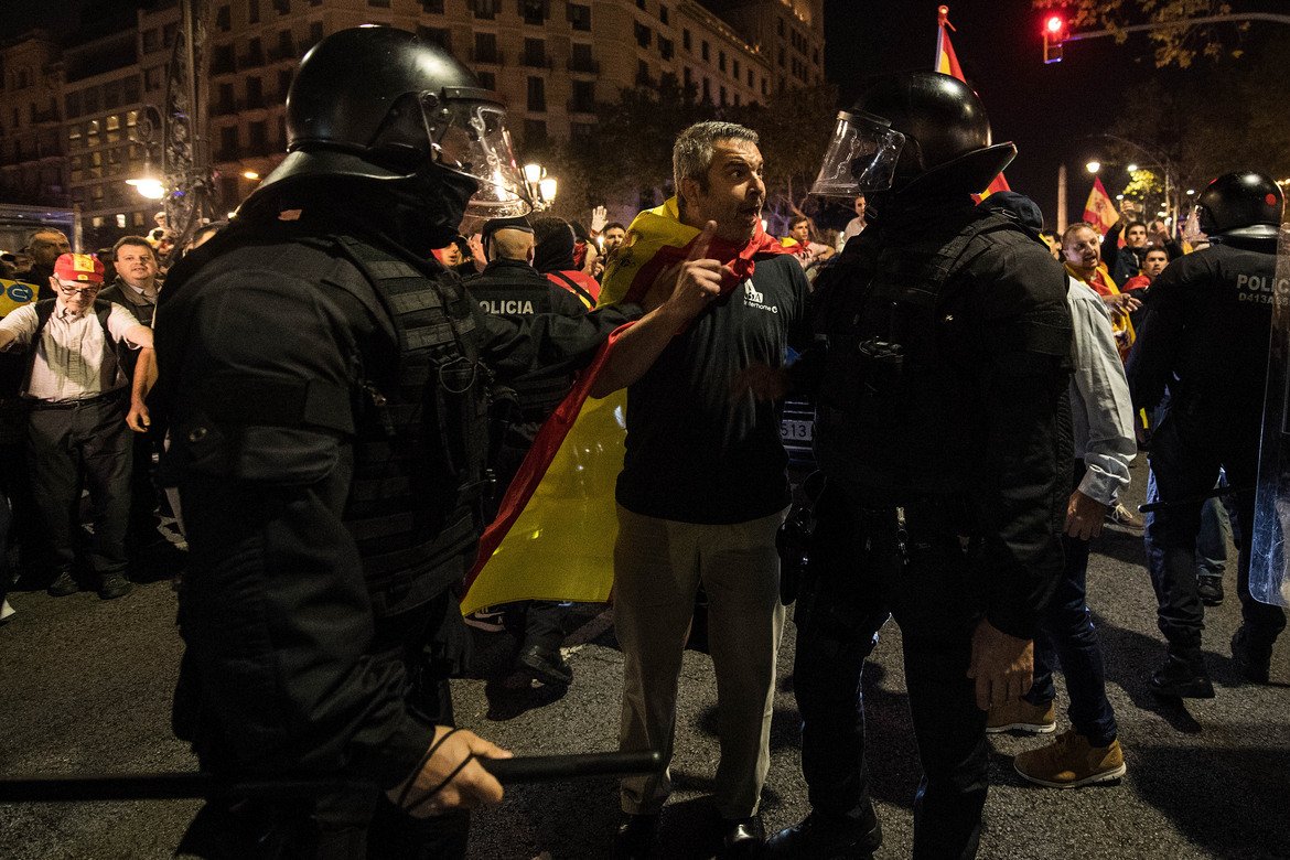 Трима ранени след сблъсъци с полицията в Барселона