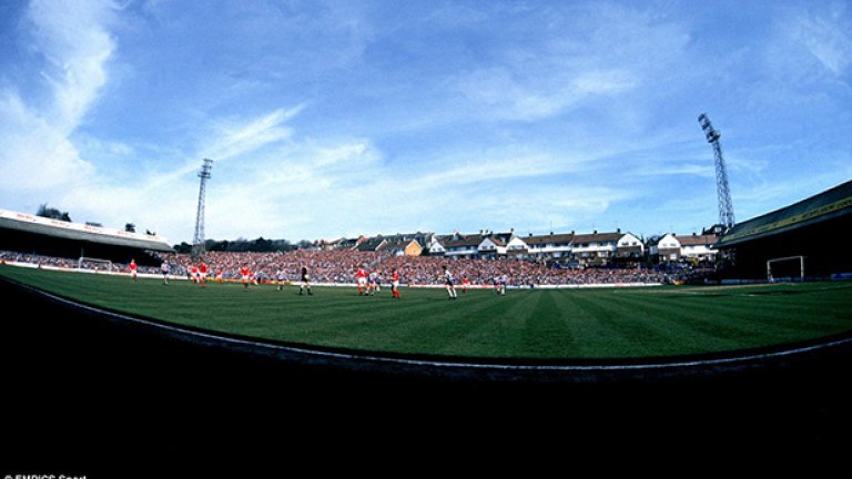 Преди да се премести на "Фалмър стейдиъм" през 2011-а 

година, Брайтън прекара 95 години на стария си стадион - 

"Голдстоун граунд". Снимката е от мача от втора дивизия 

между Сийгълс и Чарлтън през 1979-а, които се срещат на 

"Голдстоун"