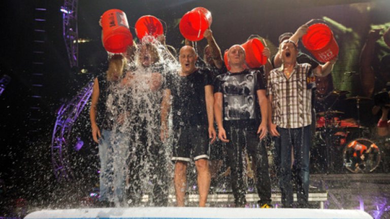 Музикантите от Def Leppard също приеха предизвикателството на ледената кофа