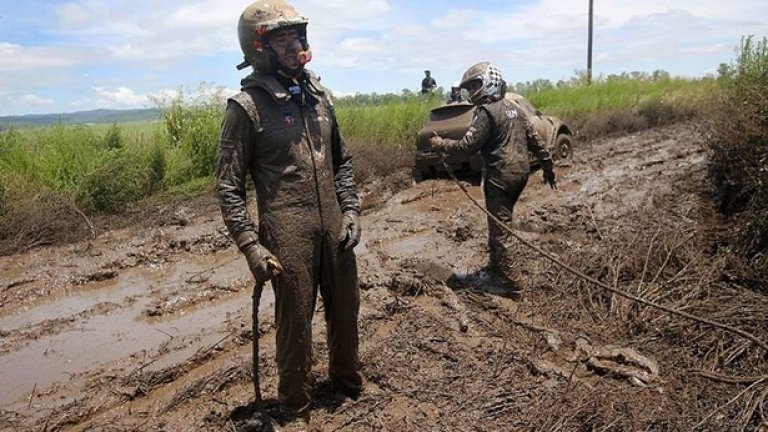Нани Рома и навигаторът му загубиха 20 минути в началото на ралито заради това кално тресавище
