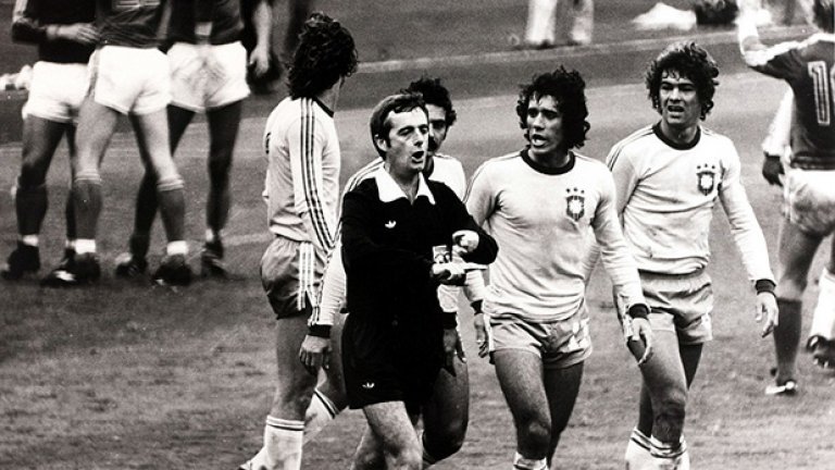 Скандал! На бразилците не им върви с тези британски рефери... Уелсецът Клайв Томас мистериозно свири край на мача, докато Зико вкарва победния гол срещу Швеция на Мондиал 1978. Мачът завършва 1:1, но Бразилия все пак се класира за полуфиналните групи.