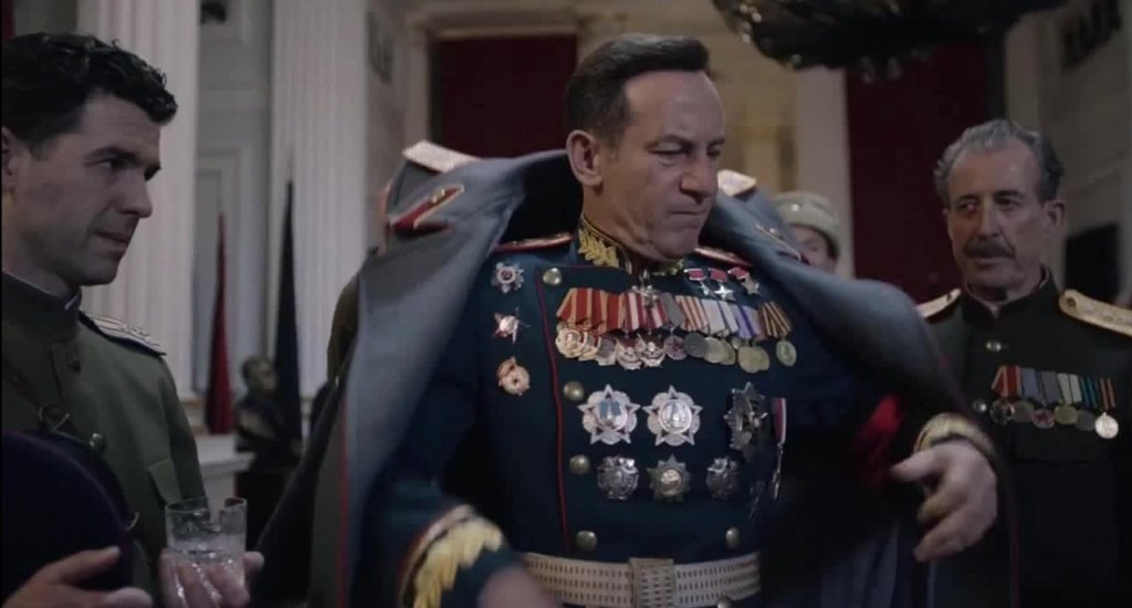 “Смъртта на Сталин”
Филмът на Армандо Янучи описва смъртта на съветския вожд Йосиф Сталин по най-гротескния, но и забавен начин. Действието започва с получаването на запис от класически концерт, който съветският лидер иска да слуша. Но вземайки грамофонната плоча, той вижда писмо от пианистка, която го проклина за смъртта на семейството ѝ, получава удар и умира.
За колегите му от Полютбюро обаче няма време за мъка. Всеки от тях се опитва да се добере до стола на Сталин и за тази власт са готови да водят битка дори с най-абсурдните средства.