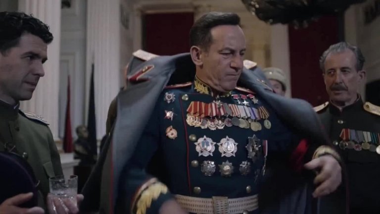 “Смъртта на Сталин”
Филмът на Армандо Янучи описва смъртта на съветския вожд Йосиф Сталин по най-гротескния, но и забавен начин. Действието започва с получаването на запис от класически концерт, който съветският лидер иска да слуша. Но вземайки грамофонната плоча, той вижда писмо от пианистка, която го проклина за смъртта на семейството ѝ, получава удар и умира.
За колегите му от Полютбюро обаче няма време за мъка. Всеки от тях се опитва да се добере до стола на Сталин и за тази власт са готови да водят битка дори с най-абсурдните средства.