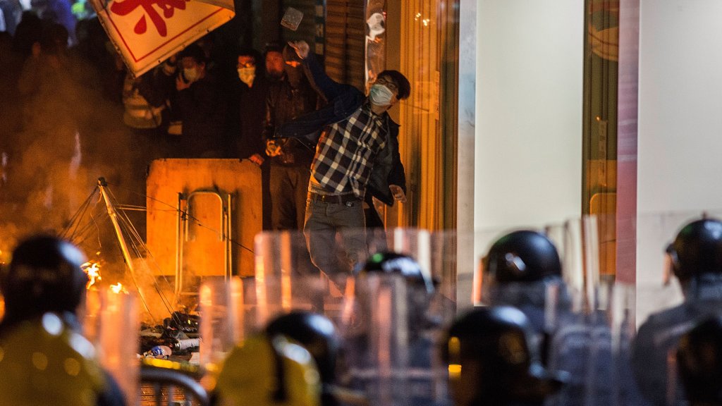 хонконг сблъсъци с полицията