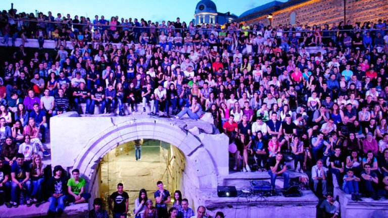 Над 1000 почитатели на сериала се събраха на Римския стадион в Пловдив