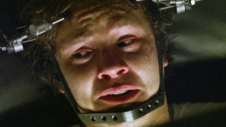 "Стълбата на Яков"
В "Стълбата на Яков" Тим Робинс играе ветеран от войната във Виетнам, който е травматизиран от преживяното по време на войната. Ужас, видения и халюцинации бележат повечето кадри, а разликата между реалност и фантазия се размива до пълното й анихилиране.