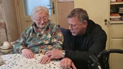 А1 осигурява модерната технологична услуга Telecare на десетки общини. На снимката - леля Вили и кметът на Горна Оряховица Николай Рашков