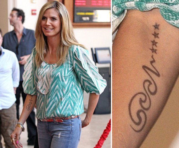 Стилизираният надпис на дясната ръка на Хайди Клум изписва името на бившия й съпруг Seal, а звездите съответстват на всяко от четирите й деца. Клум си прави татуировката през 2008 г. по случай годишнината от сватбата си с музиканта.
