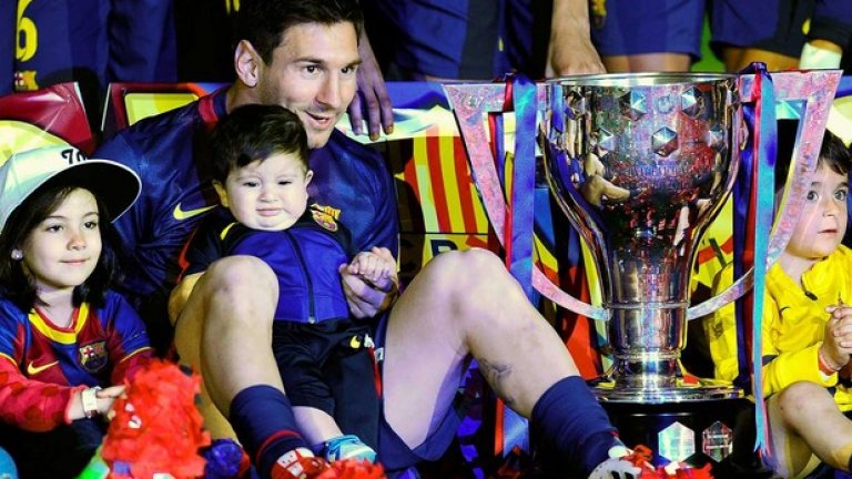 Синът му Тиаго се радва на Купата на краля с татко. Бузестото хлапе вече е неизменна част от празненствата на Барса с поредния трофей.