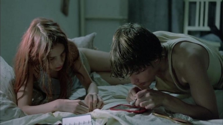 „Christiane F. - Wir Kinder vom Bahnhof Zoo"
Отегчена 14-годишна живее с майка си и малката си сестра в блок в Берлин. Впечатлена от новата дискотека в града, тя моли приятел да я вкара, въпреки че е твърде малка. Там се влюбва в момче, което е пристрастено към хероина. Постепенно тази зависимост става и нейна.