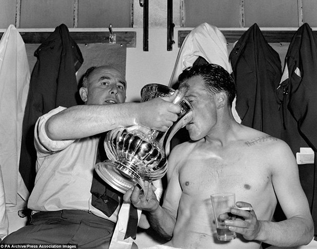 Покойният Нат Лофтхаус е запалил цигара и отпива от шампанското от най-стария трофей в света - Купата на футболната асоциация. Големият нападател вкарва и двата гола за Болтън преди това на финала през 1958 г. срещу Манчестър Юнайтед (2:0). Един от символите на английския футбол от онези години никога не отстъпва в единоборство - това личи и от огромния белег на лявото му рамо. В другата съблекалня в тези мигове има сълзи, не само от загубата на купата. Юнайтед дълго няма да спре да плаче за Бебетата на Бъзби, загинали месеци по-рано в катастрофата в Мюнхен.