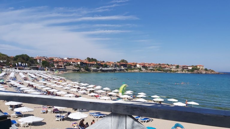 Вместо да описваме надълго и нашироко Созопол в патетични приказки и излишни думи, решихме да ви го покажем и/или припомним по възможно най-добрия начин - в снимки в нашата галерия: