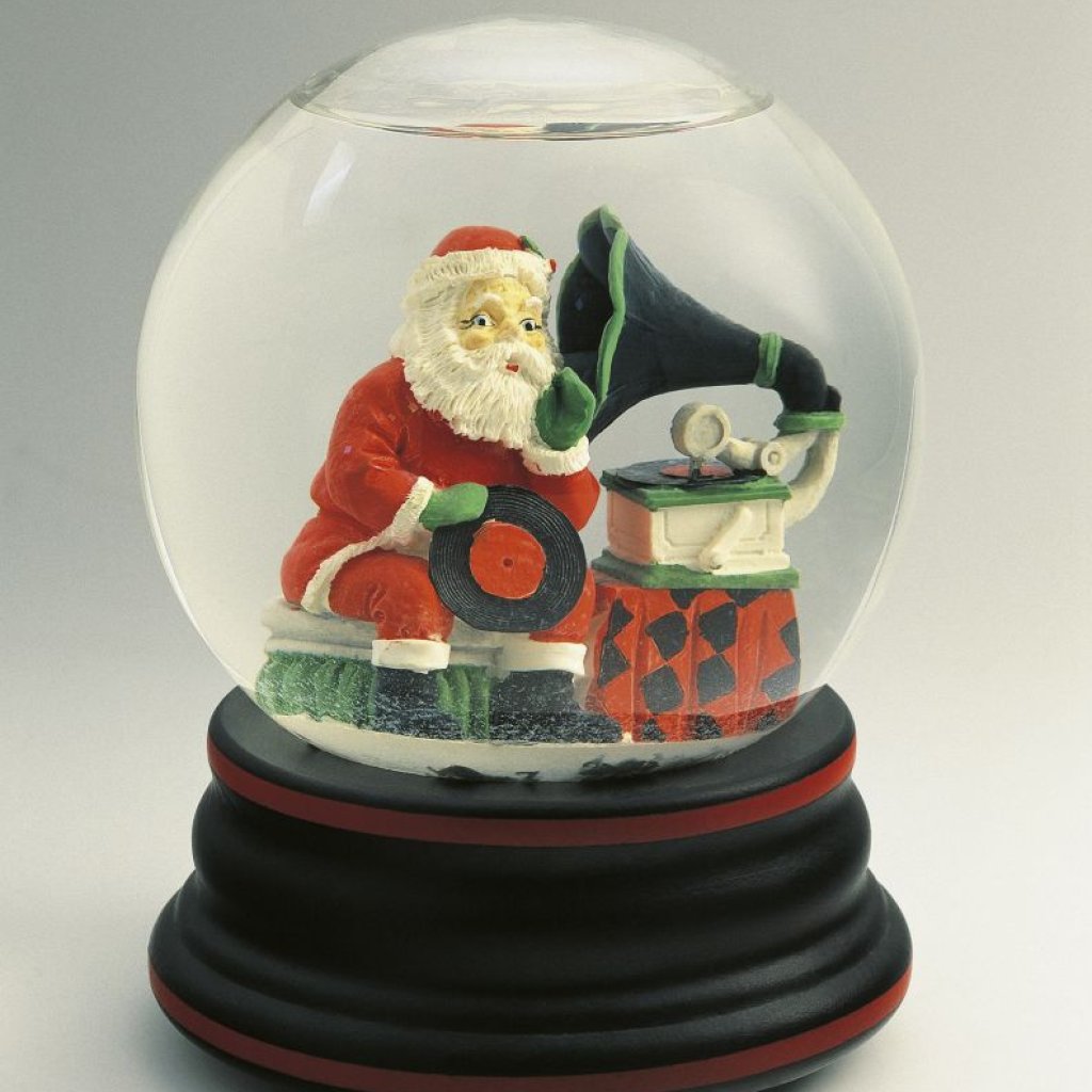 Снежният стъклен глобус: любимата коледна украса с голяма традиция