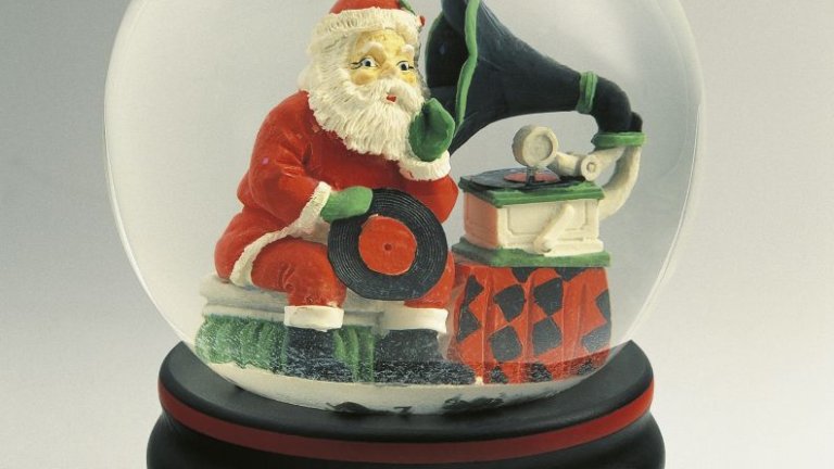 Снежният стъклен глобус: любимата коледна украса с голяма традиция