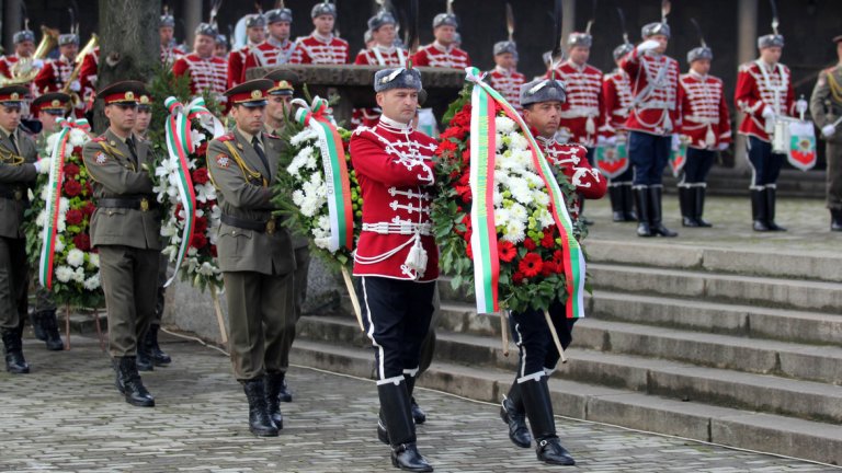 Президентът Румен Радев почете Архангелова задушница (снимки)