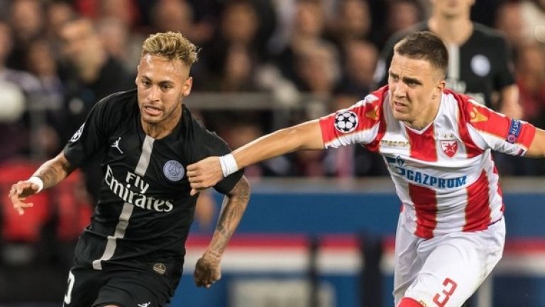 Един типичен момент от съмнителния двубой: Бранко Йовичич изнемогва да настигне Неймар. Бразилската звезда отбеляза хеттрик срещу сърбите