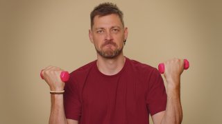 мъж, упражнения, пилатес, розови гирички