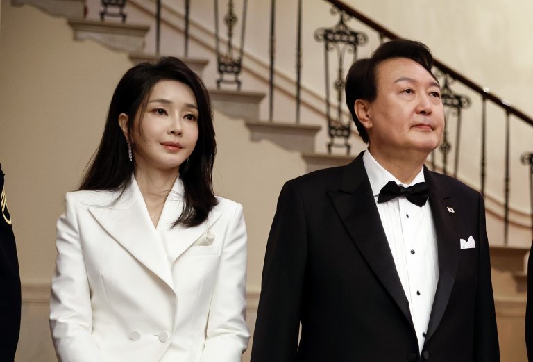 Южнокорейският президент Юн Сук Йол и съпругата му по време на посещение в САЩ. 