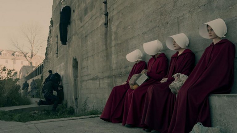 Историите на прислужницата / Handmaid`s Tales
IMDb рейтинг: 8,6
Адаптацията на антиутопичната книга на Маргарет Атууд се появи в изключително точен момент. Сюжетът разказва за потиснически религиозен култ, който превзема властта в Америка и поробва всички жени в детеродна възраст, за да ги принуди да раждат деца на стерилния елит. Елизабет Мос прави наистина великолепна главна роля, а сериалът напълно заслужава купищата си награди "Еми".