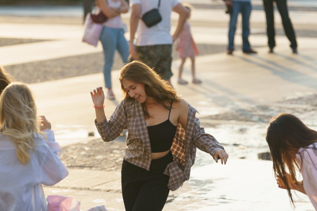 тийнейджърка танцува