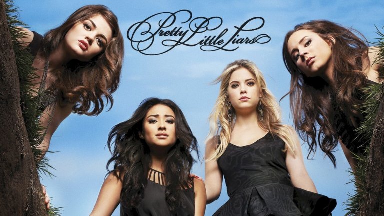 Pretty Little Liars
Ако ви привлича повече тийн жанрът, Pretty Little Liars дава перфектното съотношение между младежка драма и мистериозен трилър. Четири популярни тийнейджърки се наслаждават на живота си и младостта си, когато изведнъж започват да получават странни съобщения от непознат номер, подписващ се само с А. Може ли това да е Алисън, която е изчезнала безследно преди три години? Самата Алисън е достатъчно мистериозна, коварна и откачена, за да е тя. Оттук нататък следват тайни, обрати и драми и така 7 сезона с един кратък spin-off.