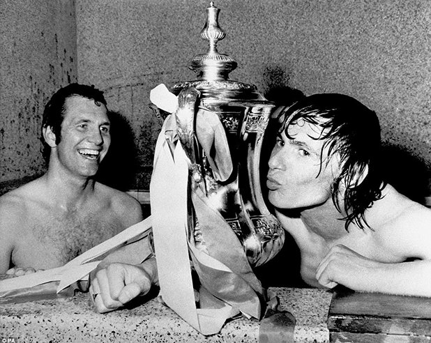 Боби Стоукс от Сатхемптън целува ФА къп след драматичния успех с 1:0 над Манчестър Юнайтед на финала с негов гол през 1976. Питър Озгуд е другият играч на снимката. Легендарният бивш футболист на Челси прекара 3 години при "светците".