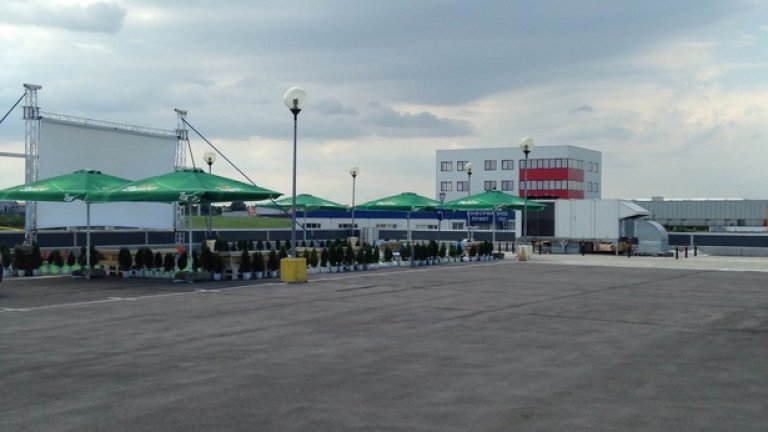 За зрителите са предвидени осем-метров екран и FM трансмитер, който позволява да звукът да стигне до шофьорите и техните спътници