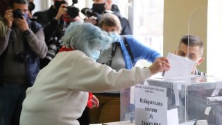 Настоящите избори не предлагат нищо ново по отношение на действащия модел на политическо развитие. Заменят се цветните блокчета, но конструкцията остава същата.