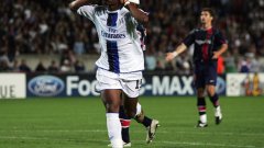 14 септември 2004 г. Дидие Дрогба се плези и дразни парижката публика, след като е нанизал третия гол за Челси. Тимът, воден от Моуриньо, тогава смаза ПСЖ с 3:0 на "Парк де пренс" в европейския дебют на треньора с лондонския клуб.