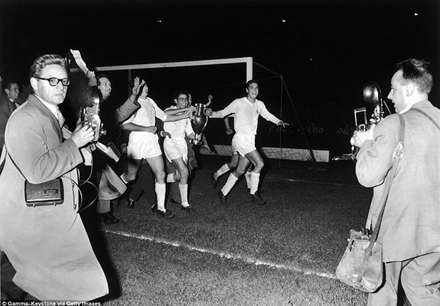 Футболистите на Реал Мадрид празнуват първата си европейска купа след финала в Париж през 1956 г. "Кралете" изоставаха с 0:2 и 2:3, но в крайна сметка спечелиха с 4:3 срещу Реймс. От френската столица започна изумителната доминация на Реал, който спечели пет поредни КЕШ-а.