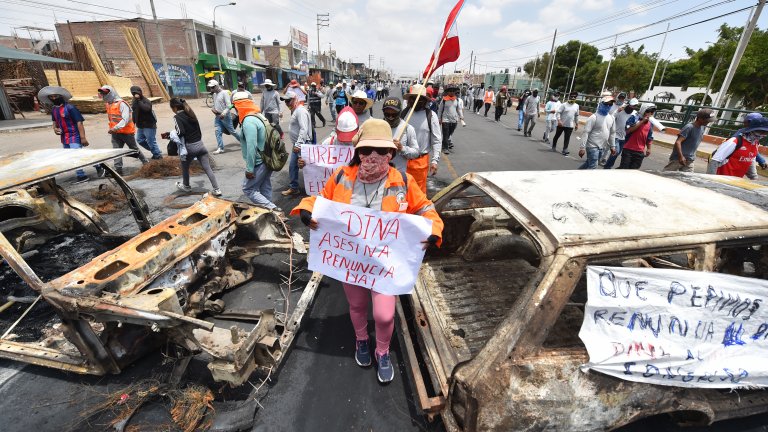 Близо 5000 туристи блокирани в Перу заради протестите