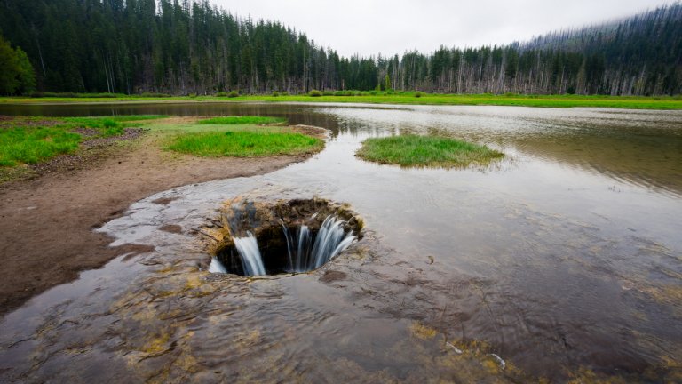 Водата изтича от тази дупка.