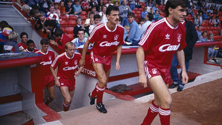 Домашен екип, сезон 1988/89
От следващия сезон на екипите се появиха италианците от Candy.