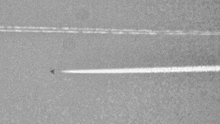 14. И нещо напълно неизвестно
На 10 март 2014 г. авиационният фотограф Стив Дъглас заснема над Амарило, Тексас три апарата, които летят на много голяма височина в строй. Машините имат триъгълна форма и ако се съди по комуникацията им със службите за ръководство на въздушното движение, те се управляват с човек на борда и не са безпилотни.
Журналисти от авторитетното издание Aviation Week & Space Technology разследват случая и установяват, че в този ден над Тексас не е летял нито един от познатите американски военни апарати с триъгълна форма.
Точното естество на забелязаните над Амарило машини в момента е неизвестно, но се спекулира, че е възможно да са технологични демонстратори, свързани с програмата за създаване на нов стратегически бомбардировач за САЩ.