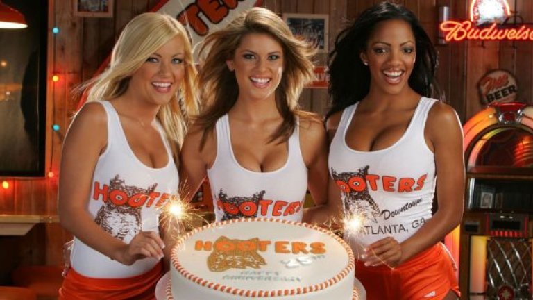 Служителка на Hooters съди работодателите си за дискриминация, след като била предупредена, че трябва да отслабне.
