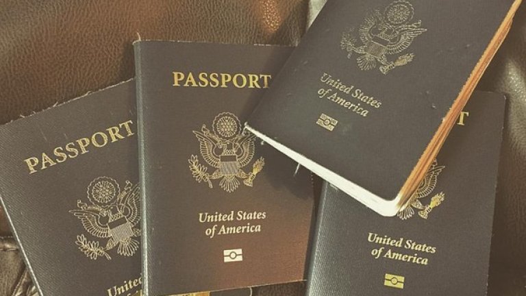 Паспортите на Касандра са пълни с печати
