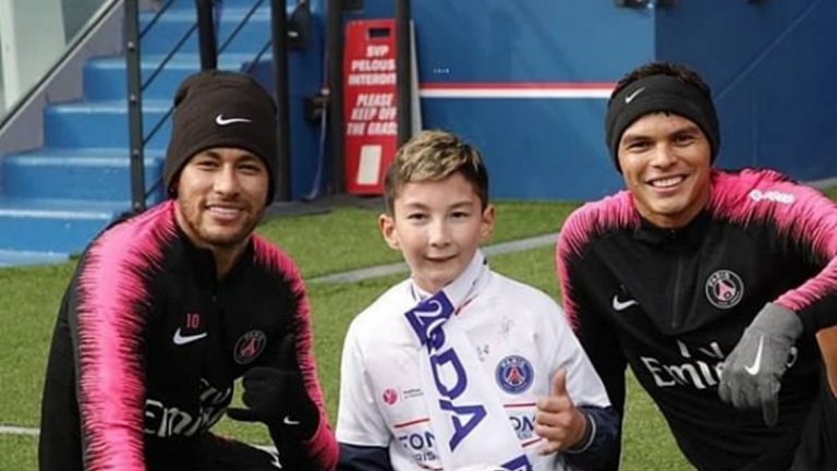 Малкият Али се срещна и с част от бразилските звезди на ПСЖ – Неймар и Тиаго Силва, и позира с тях, облечен във фланелка и шал на шампионите.