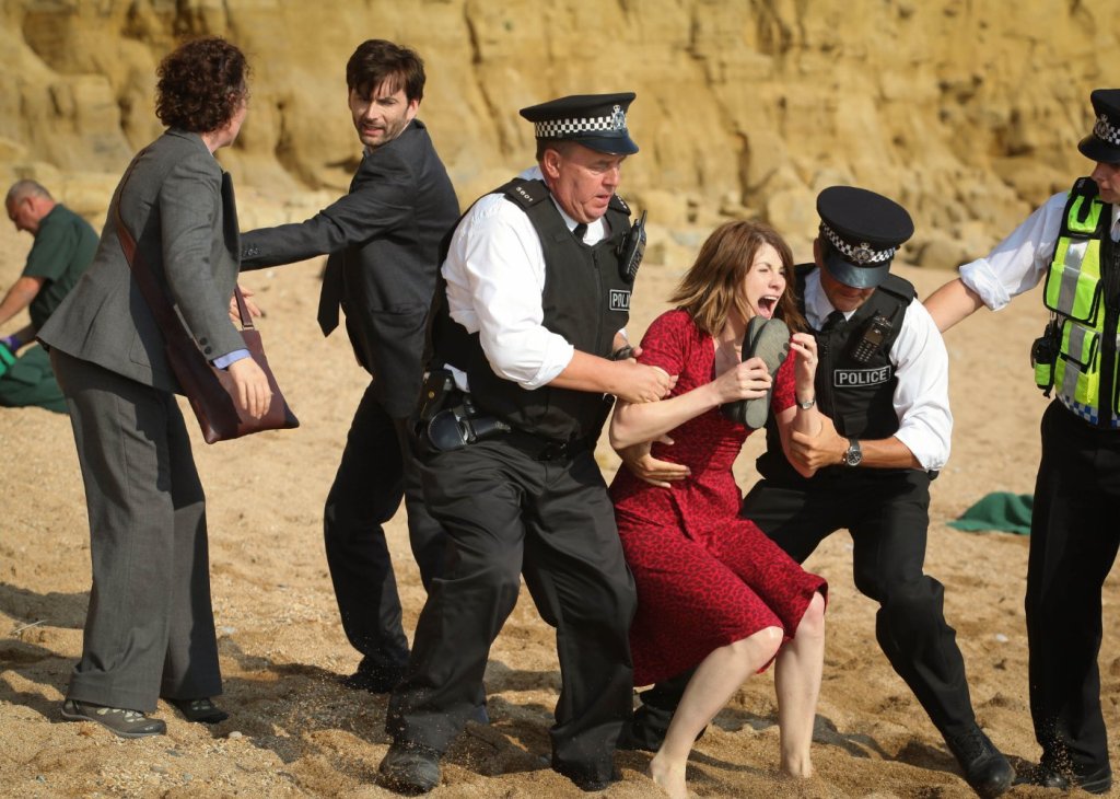 Broadchurch 
Джоди Уитакър играе тъжната и разбита майка на убития още в първи сезон Дани – Бет Латимър. Ужасеният й поглед, развятата й пола и глухият писък, който само виждаш без да чуваш, но те хваща за гърлото, когато намира трупа на детето си на