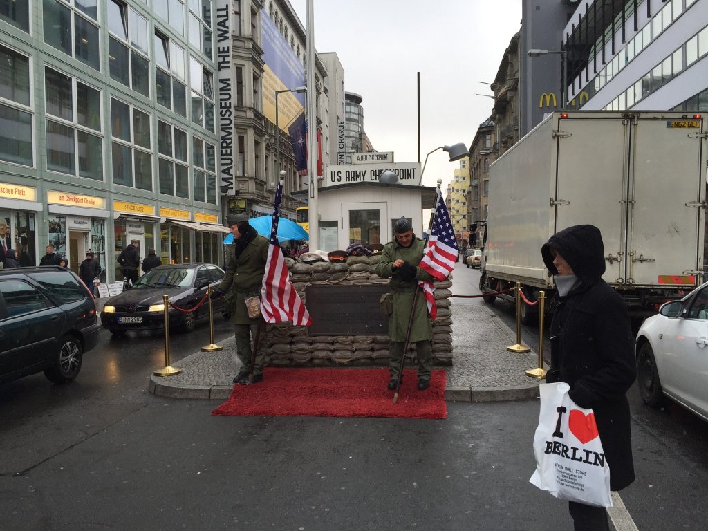 checkpoint-charlie-2676144_1920