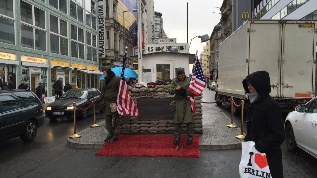 checkpoint-charlie-2676144_1920